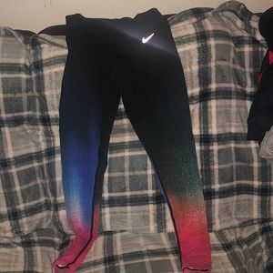 I’m selling these cool pattern Nike leggings
